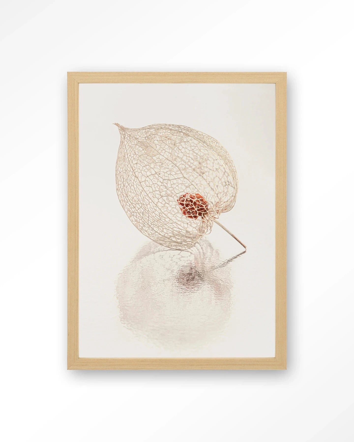 De Reflectie Van Vergankelijkheid In Lichte Tinten - Moderne Wanddecoratie | Artprint, Glass Art, Wandkleed by Urban Cotton
