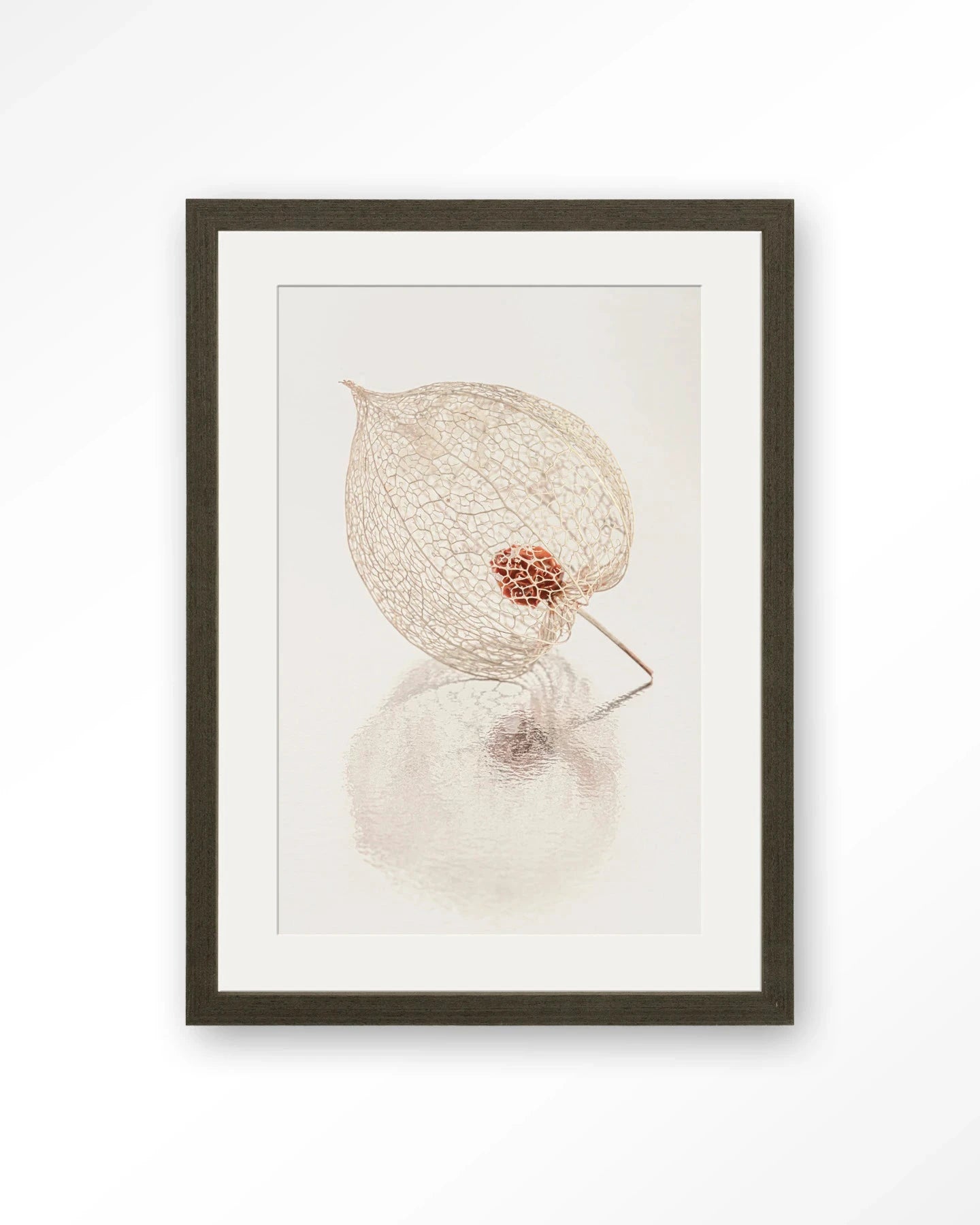 De Reflectie Van Vergankelijkheid In Lichte Tinten - Moderne Wanddecoratie | Artprint, Glass Art, Wandkleed by Urban Cotton