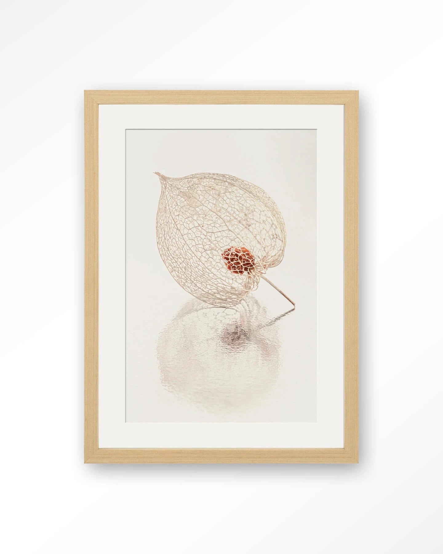 De Reflectie Van Vergankelijkheid In Lichte Tinten - Moderne Wanddecoratie | Artprint, Glass Art, Wandkleed by Urban Cotton