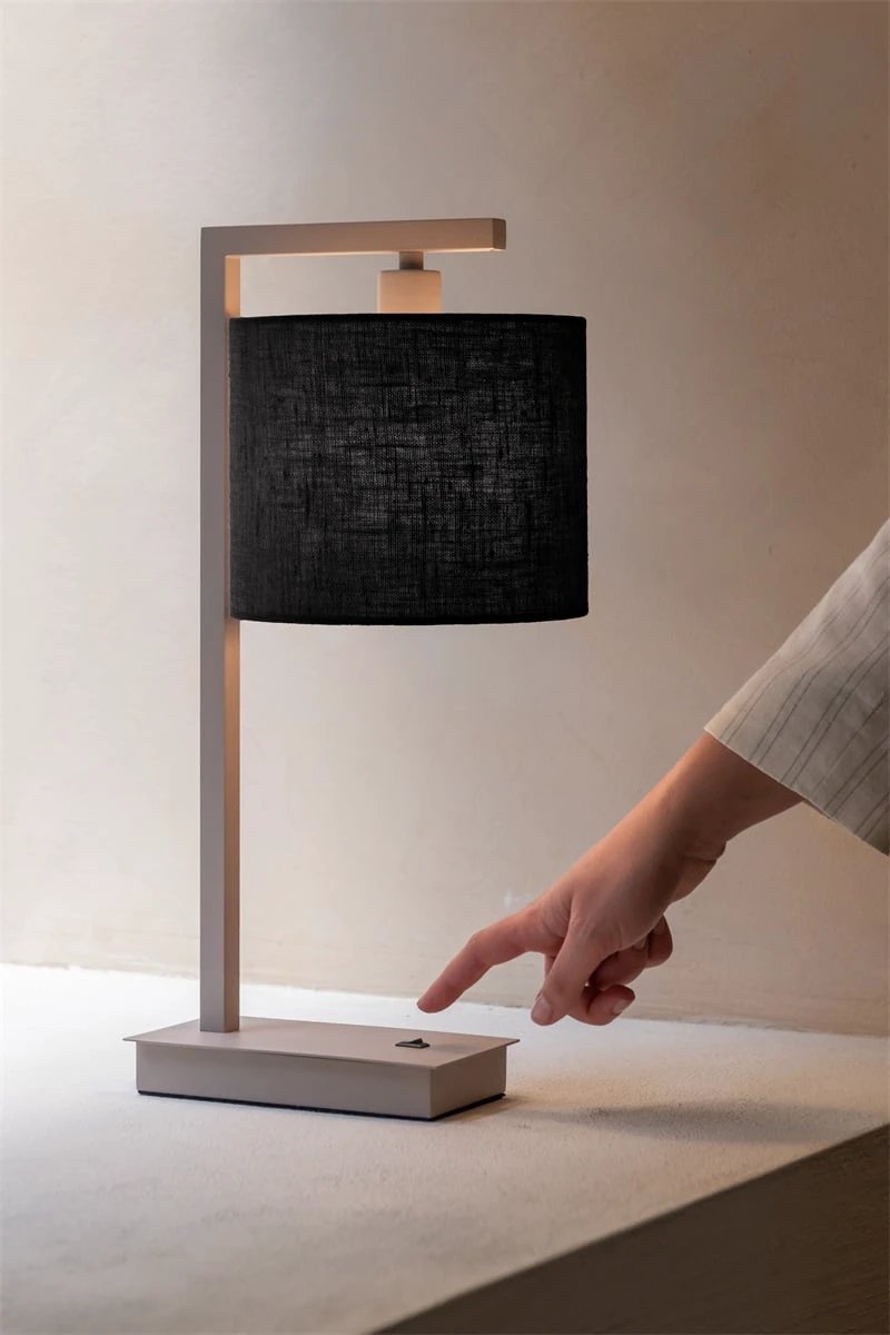 Tafellamp Boston zand met zwarte kap Ø18 x 15cm by it's about RoMi