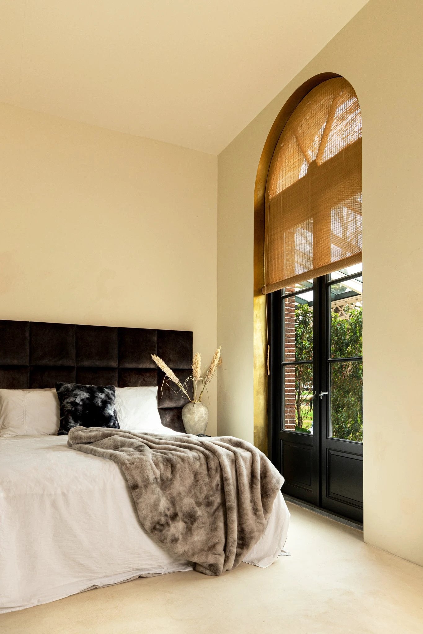 Linde Zwart Faux Fur Kussen Vierkant S by PTMD