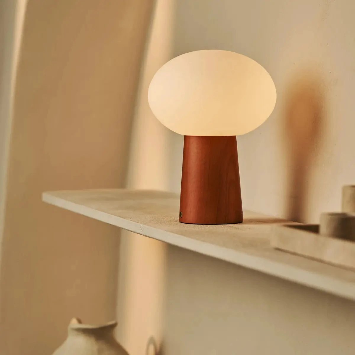 Tafellamp oplaadbaar Max kastanje hout by Tavellio - Amsterdam