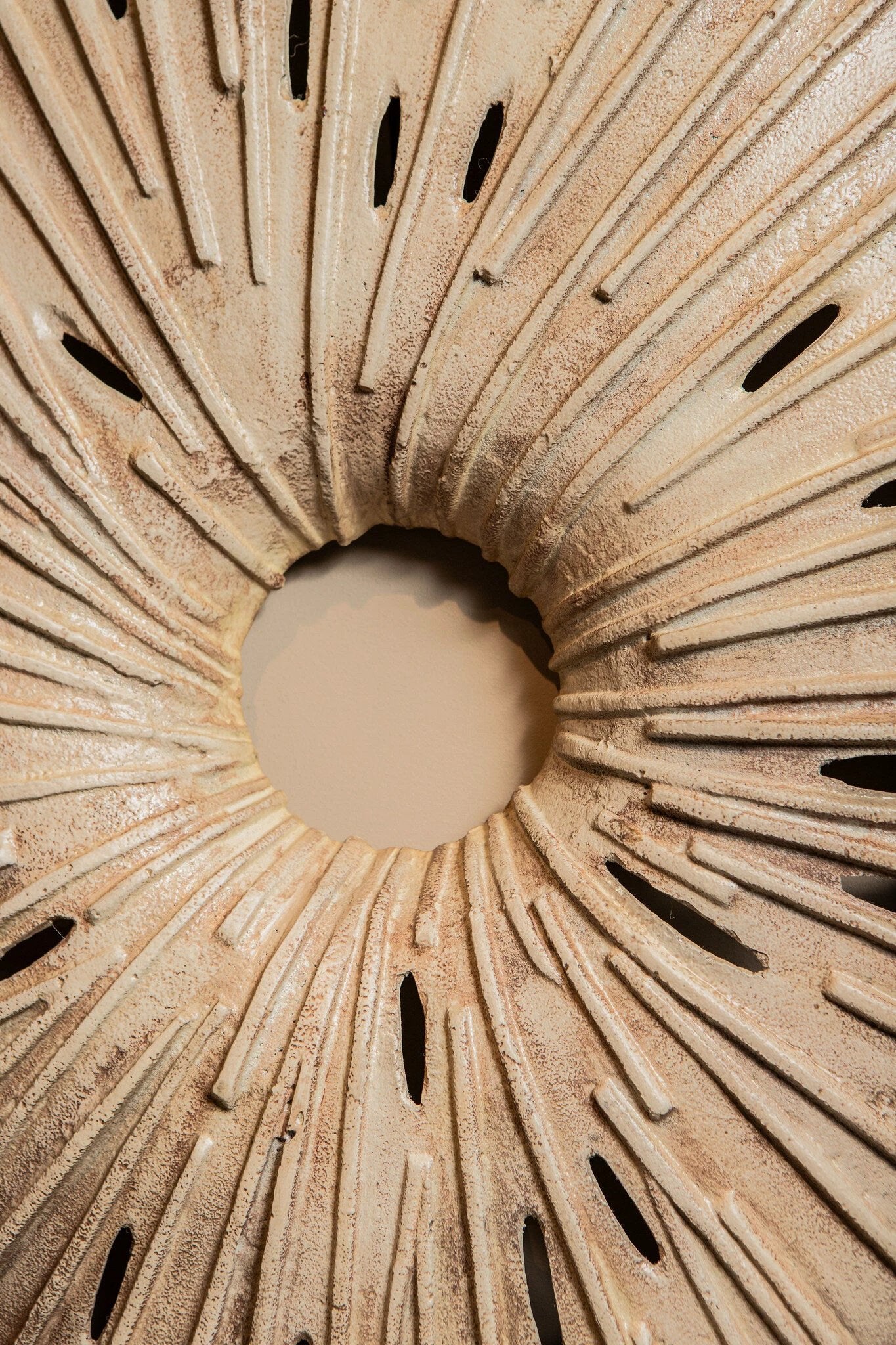 Vija Beige Gegoten Aluminium Organisch Open Wandpaneel L by PTMD