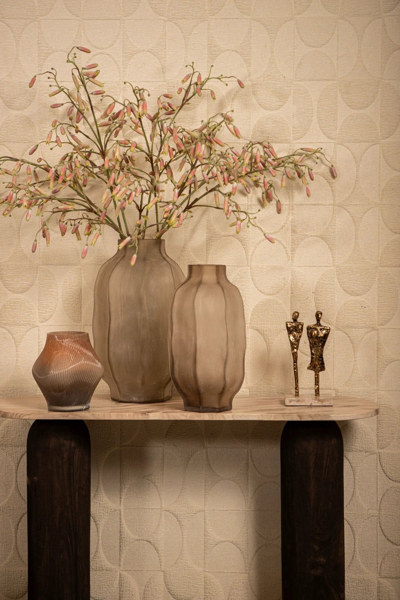 Natae beige lage ronde geribbelde glazen vaas by PTMD