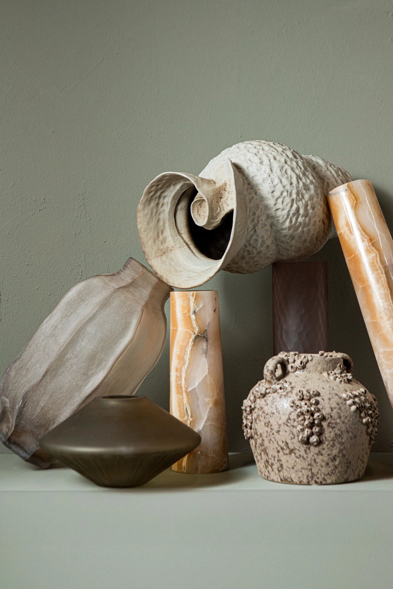 Natae beige lage ronde geribbelde glazen vaas by PTMD