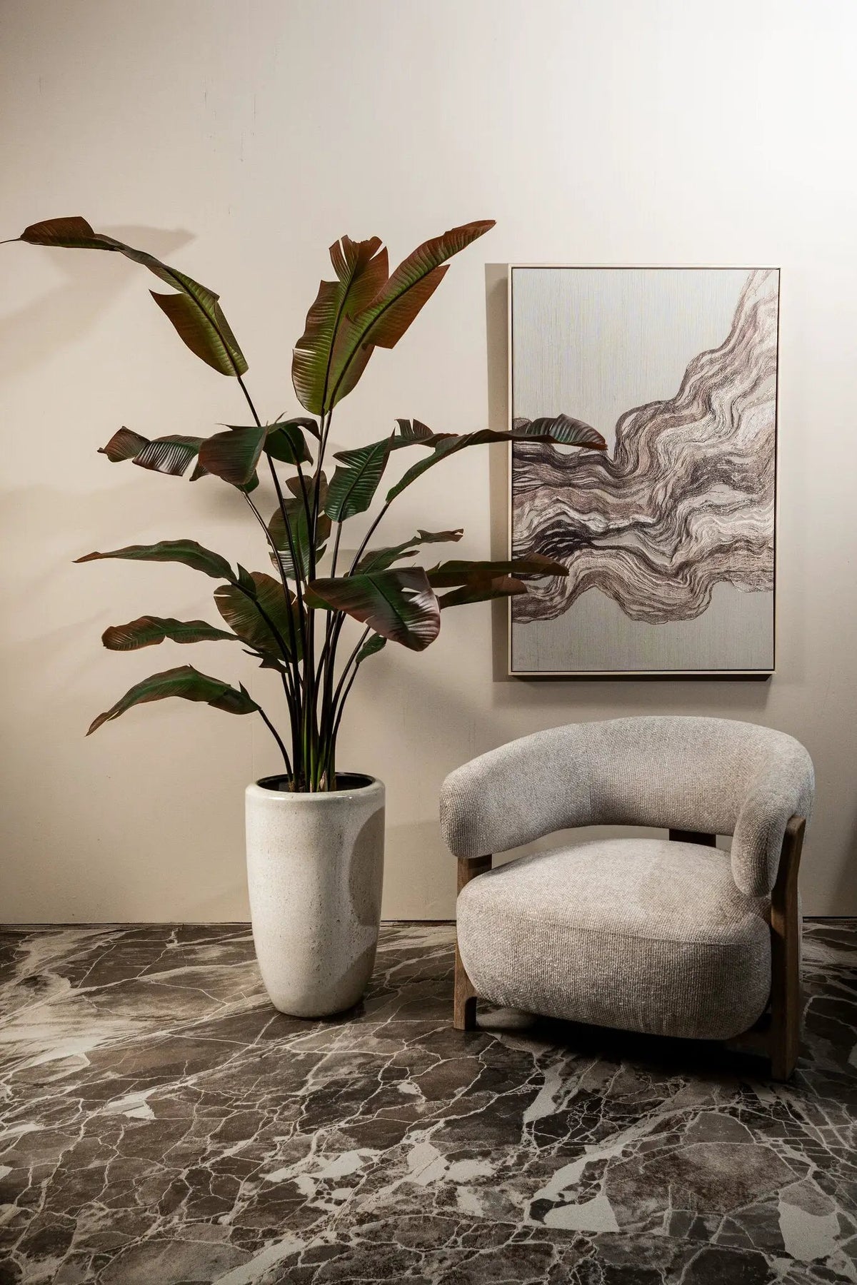 Donkergroene boom met rode Strelitzia in zwarte pot, PTMD, botanisch decoratief plantbeeld in interieurstijl