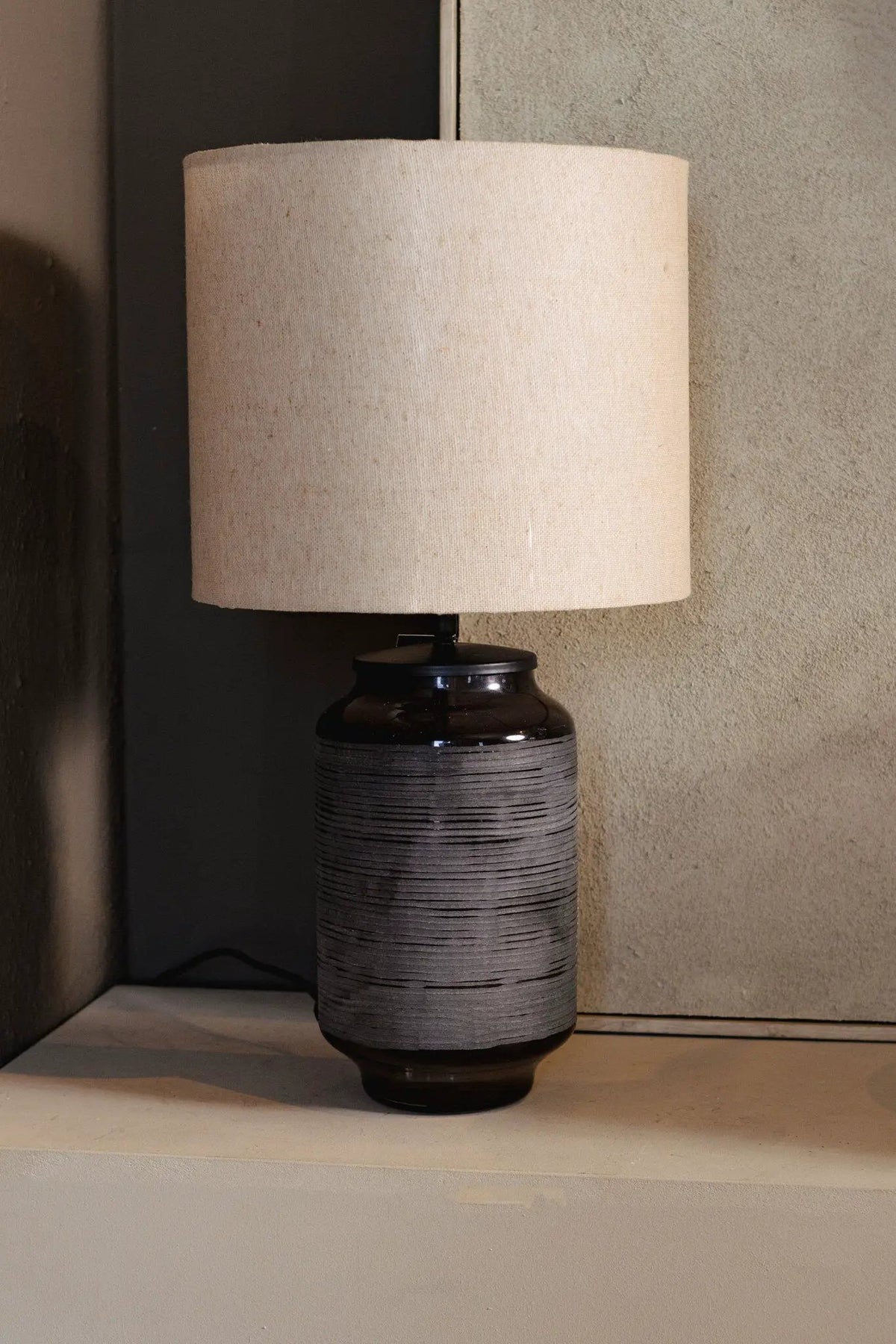 Donkergrijze tafellampvoet van gegraveerd glas van PTMD, elegante en moderne verlichting voor in huis