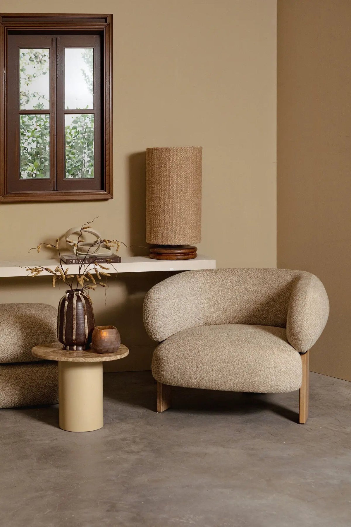 Devi tafellamp van PTMD met taupe stoffen kap en houten voet, hoge lamp voor sfeervolle verlichting.