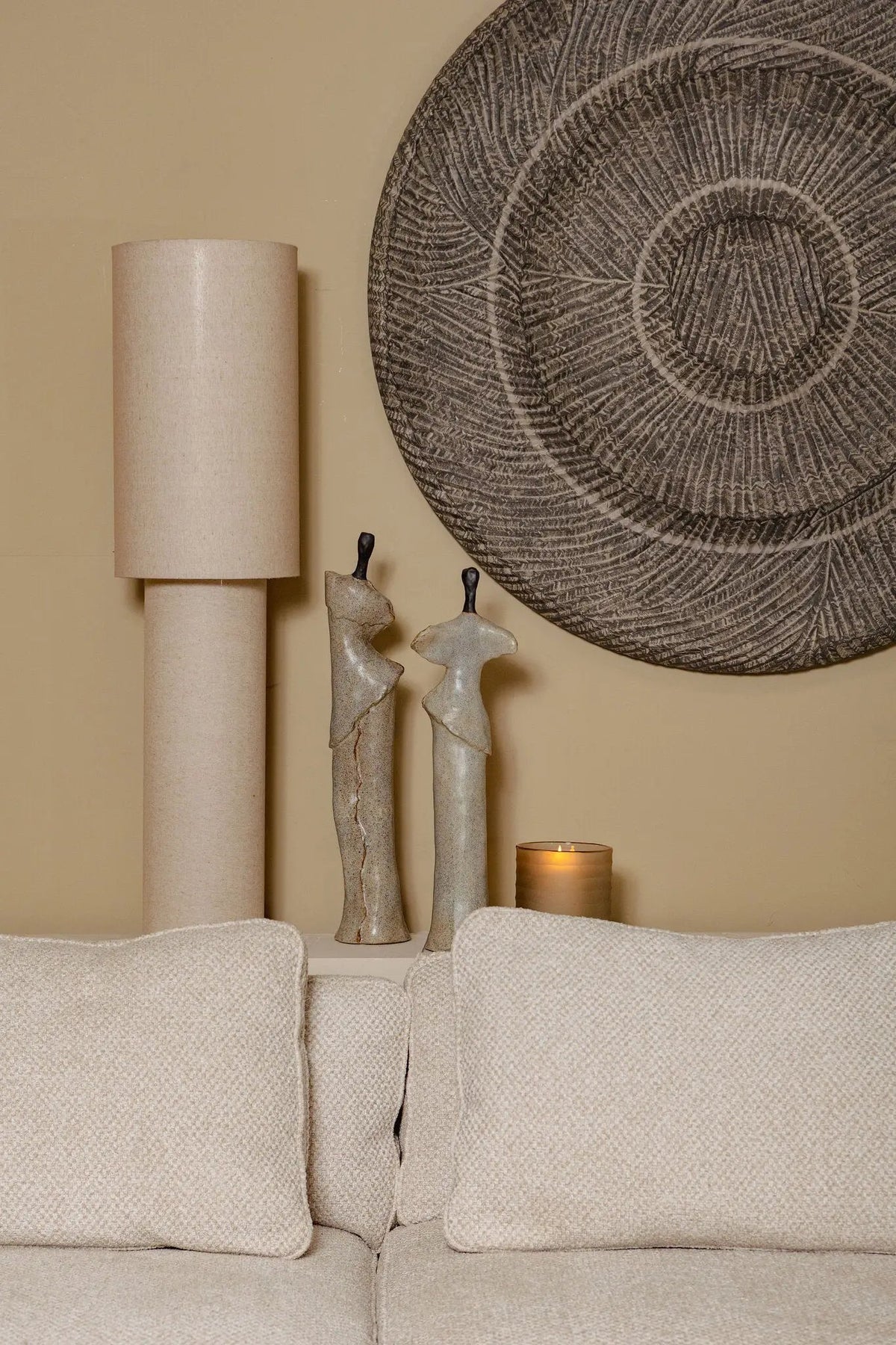 Devi vloerlamp van PTMD met natuurlijk linnen kap en ronde bedekte voet, elegante verlichting voor woonkamer of slaapkamer
