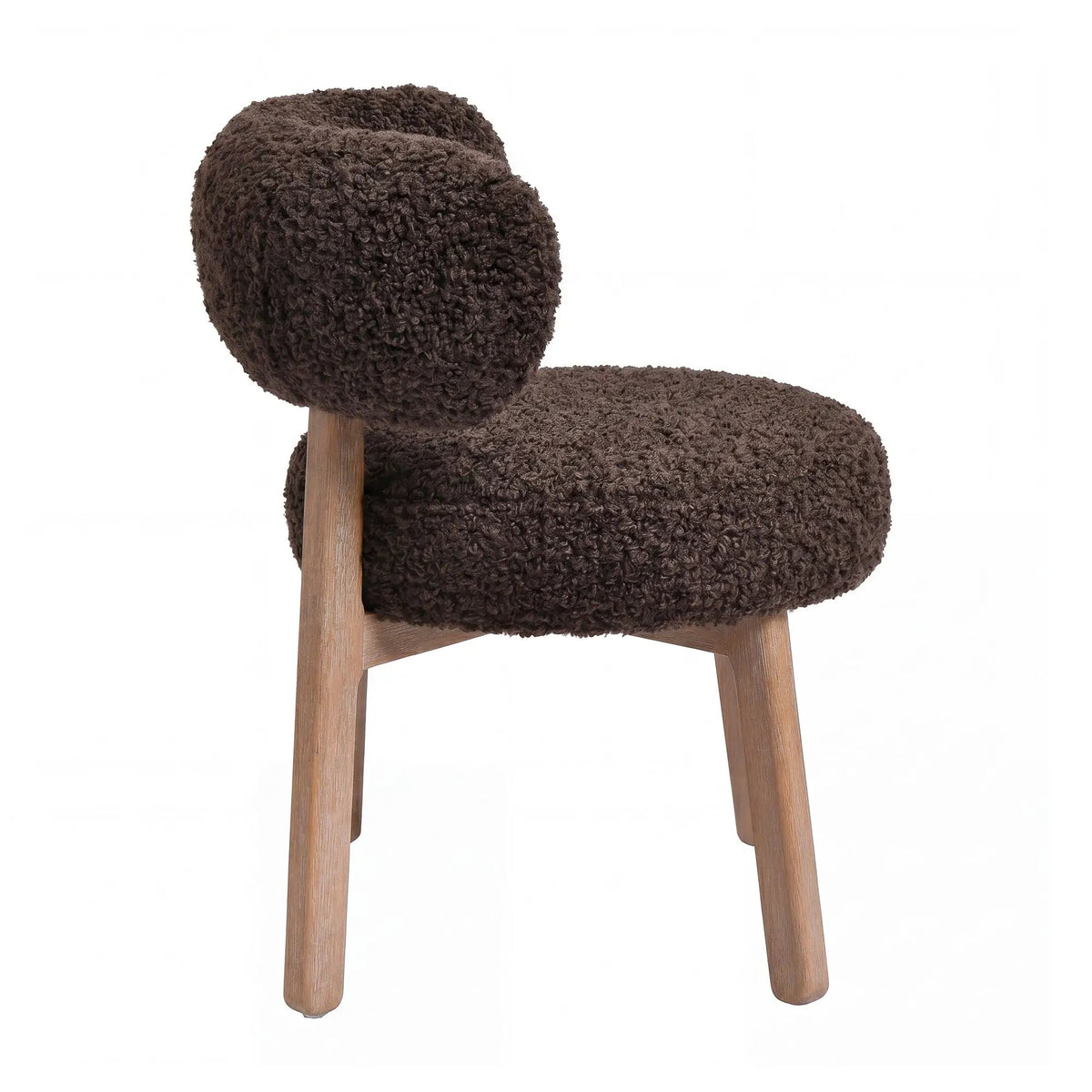 Lior eetkamerstoel van PTMD met bruine teddy bekleding en rubberhouten poten, comfortabel en stijlvol design.