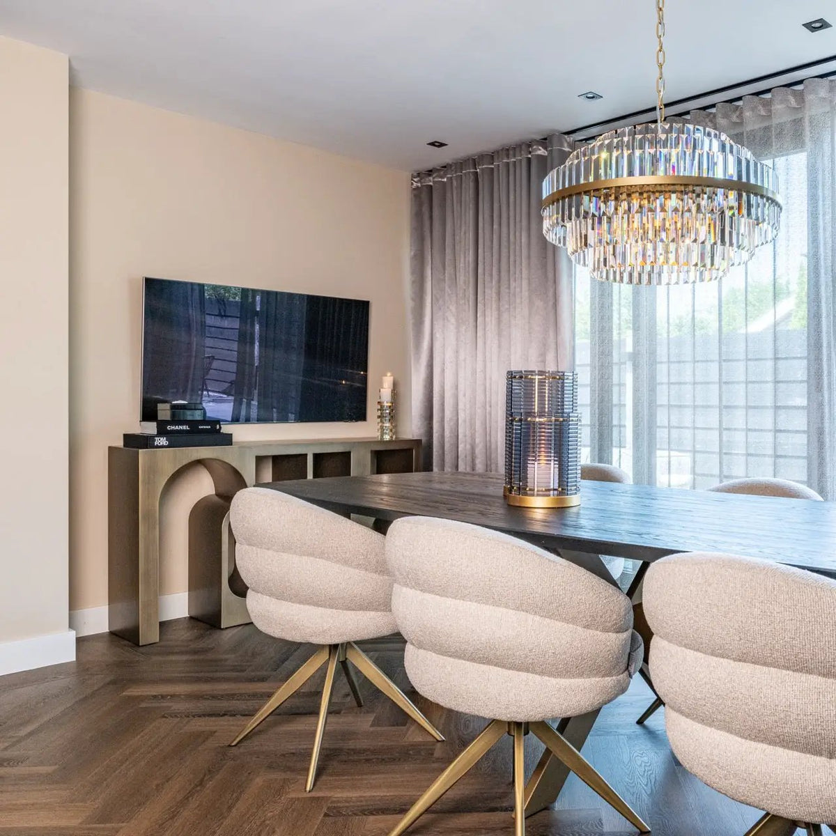 Kroonluchter Desire medium van Richmond Interiors met sierlijke metalen armaturen en kristallen details, hangend aan het plafond.