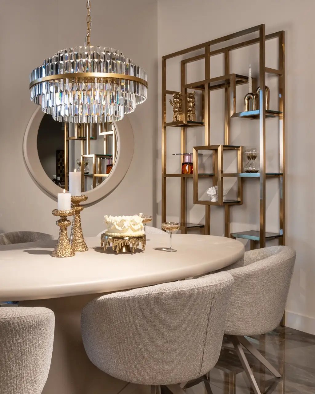 Kleine Desire kroonluchter van Richmond Interiors met glanzende metalen afwerking en elegante design, hangend aan het plafond.