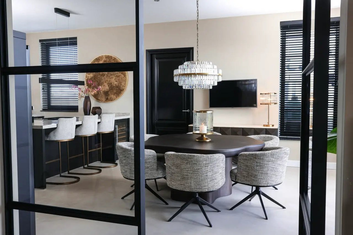 Tafellamp Loiza van Richmond Interiors met brushed gouden afwerking en moderne design, geplaatst op een houten tafel.