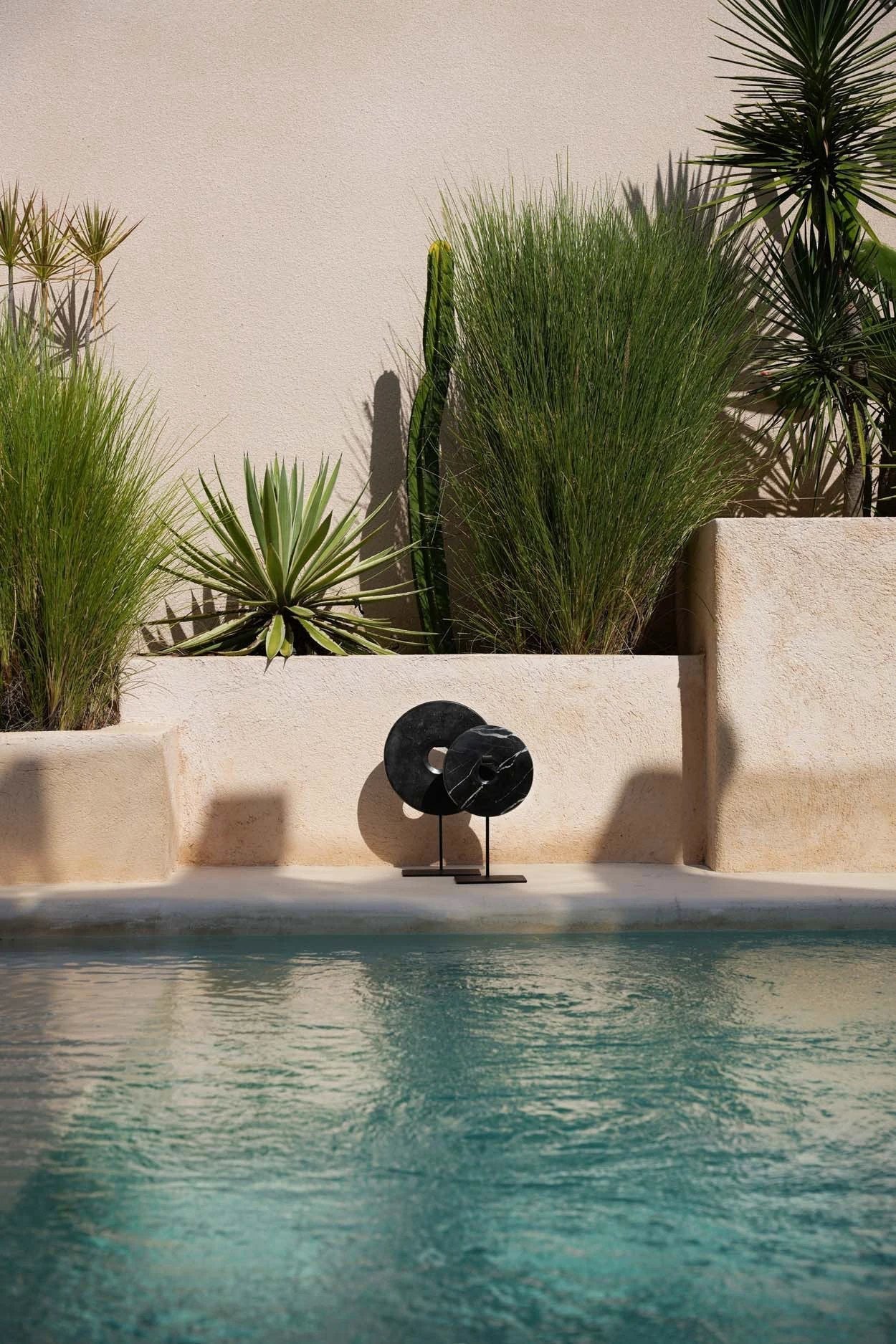 De Marmeren Disc op Stand - Zwart - M by Bazar Bizar Antwerp