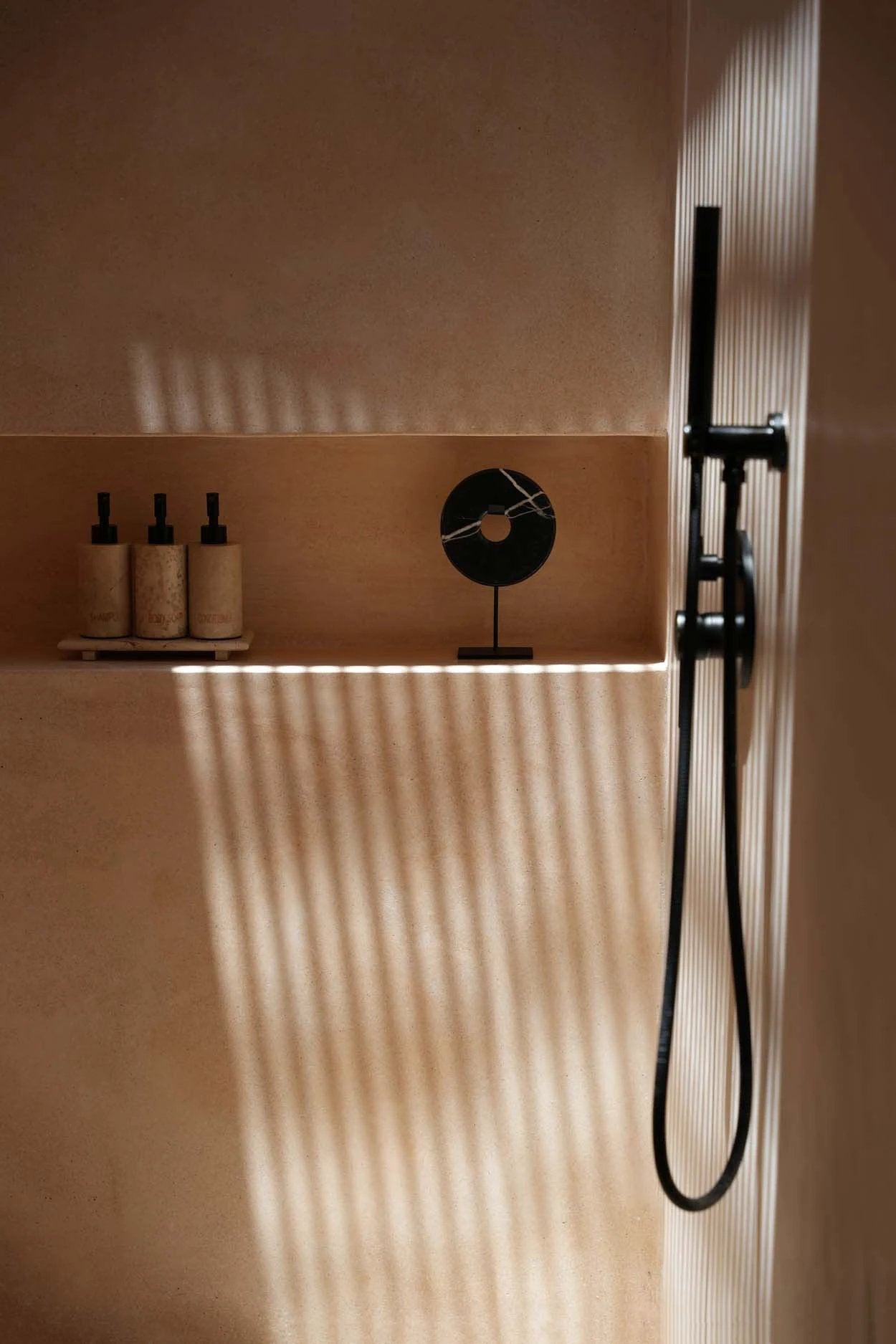 De Marmeren Disc op Stand - Zwart - M by Bazar Bizar Antwerp