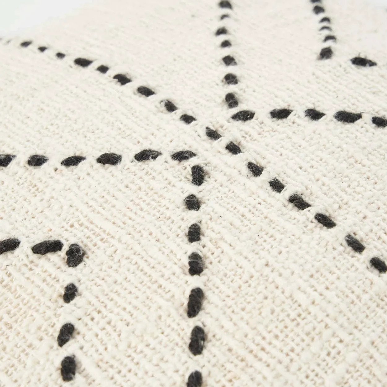 Kussenhoes De Tribal - naturel-zwart - 50x50cm by Bazar Bizar Antwerp