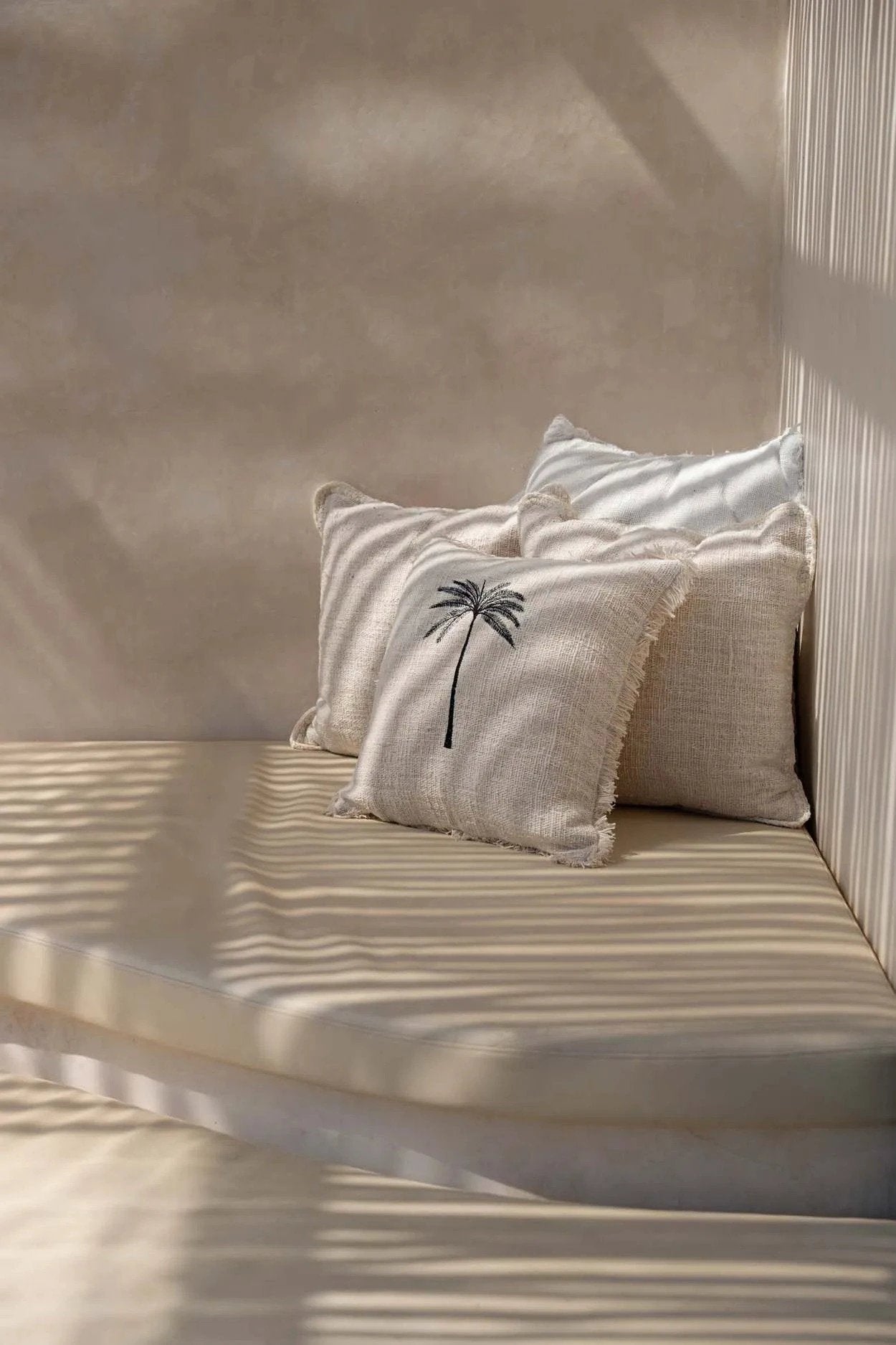 Kussenhoes De Gili Palm - naturel zwart - 50x50cm by Bazar Bizar Antwerp