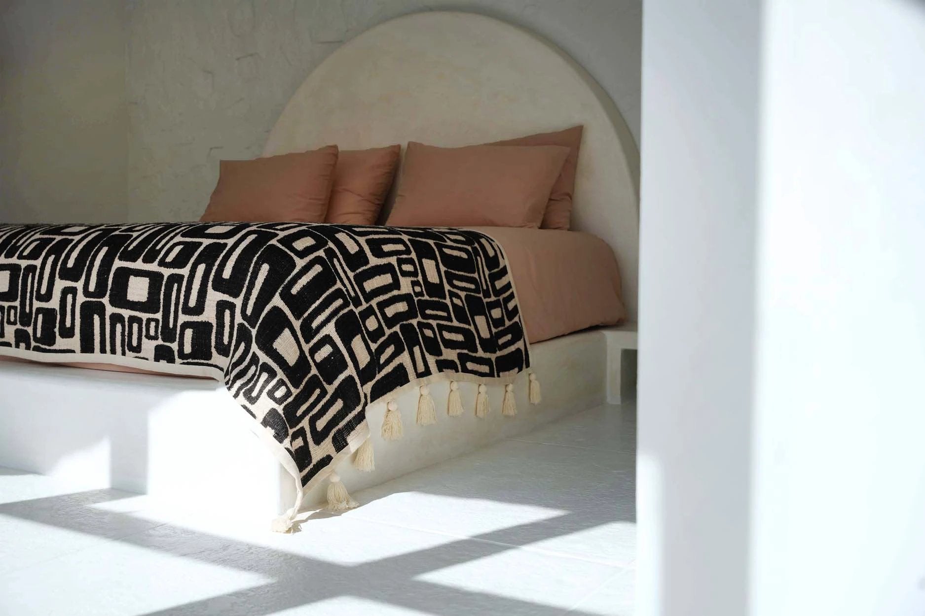 The Aztak bedsprei - natuurlijk zwart - 240x128cm by Bazar Bizar Antwerp