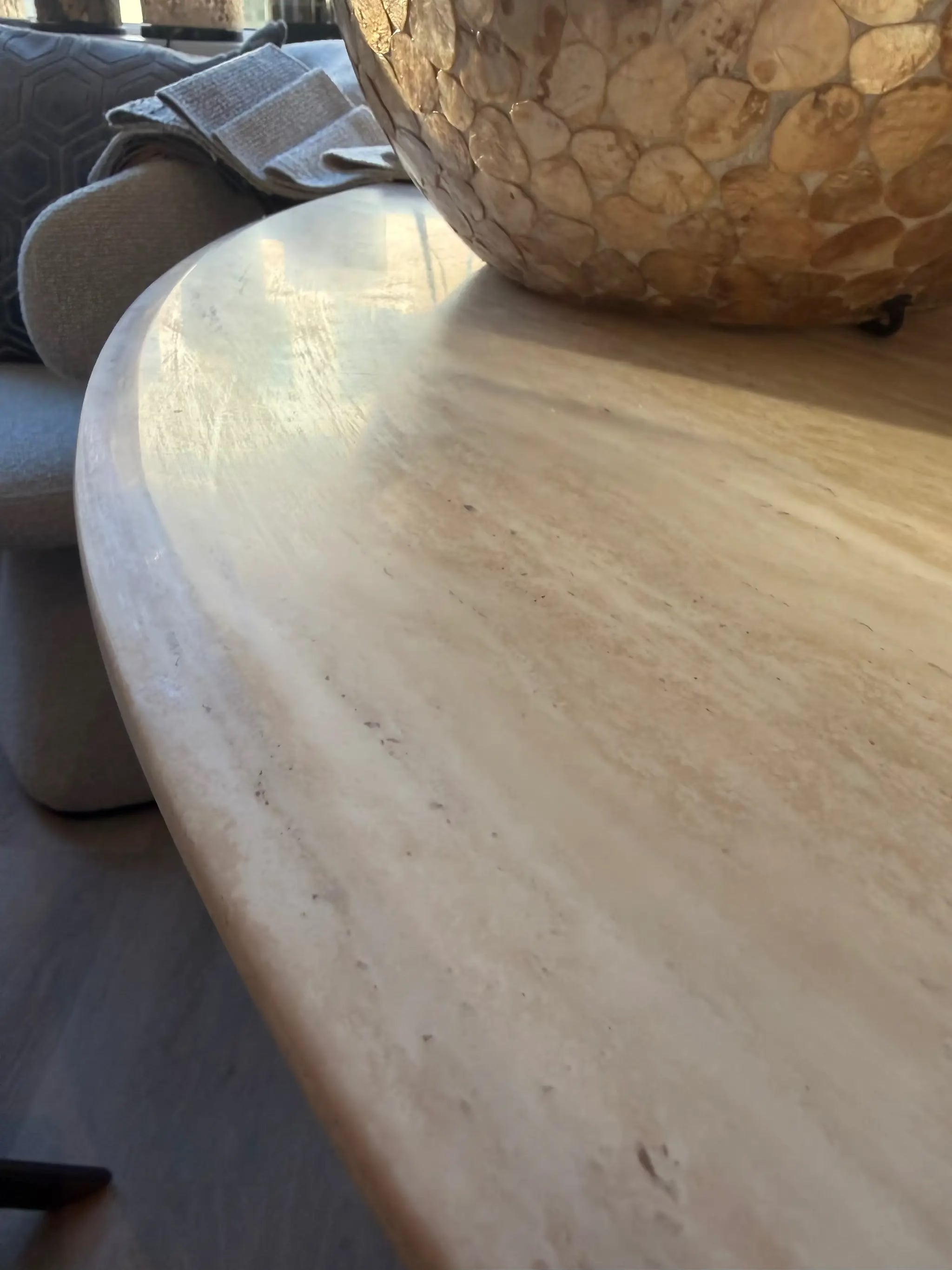 Eettafel Montgomery 130Ø in beige van Richmond Interiors, showroommodel, ronde tafel met houten poten en gestoffeerd blad