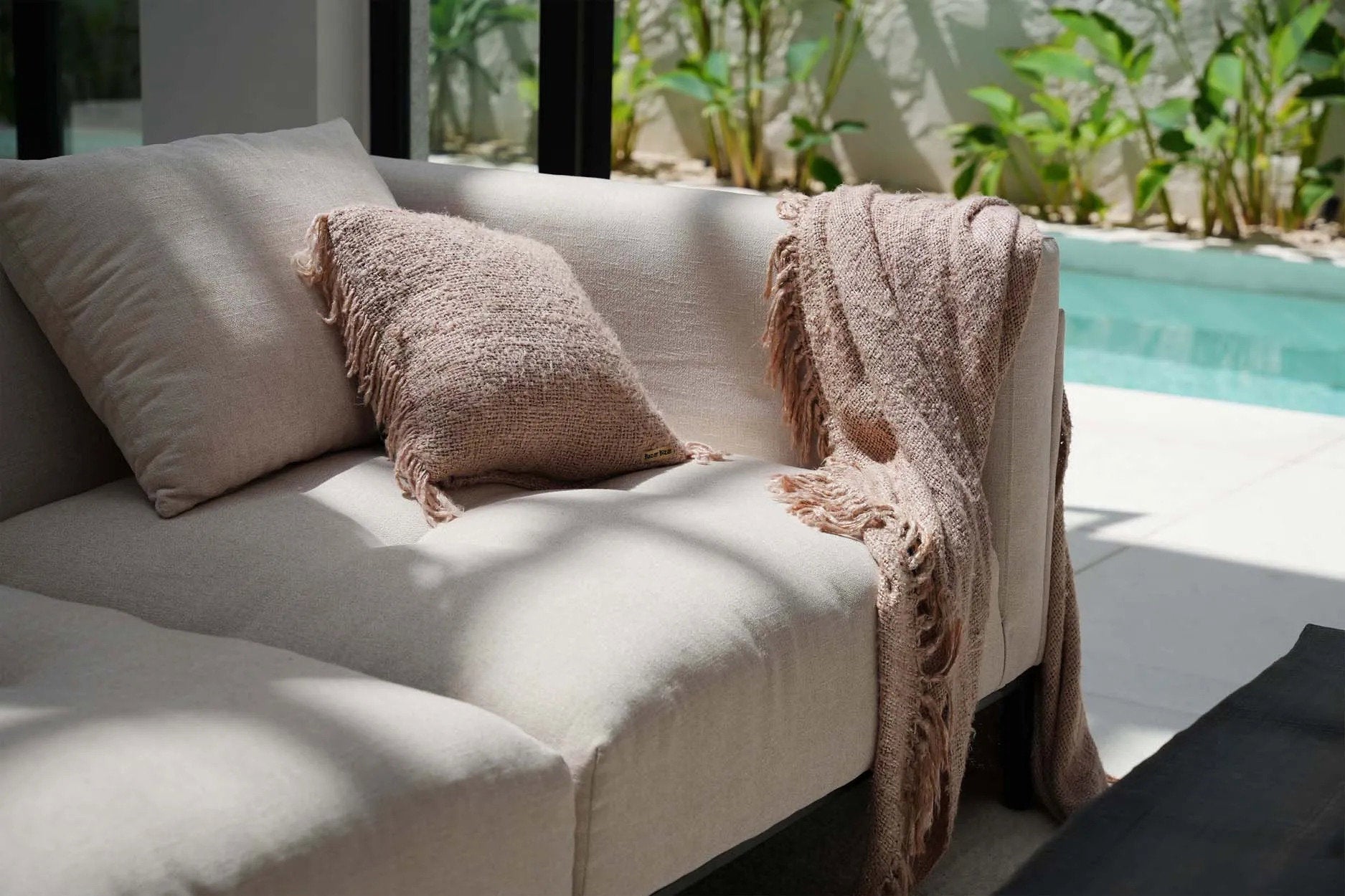 De Oh My Gee Kussenhoes - Beige - 40x40 by Bazar Bizar Antwerp