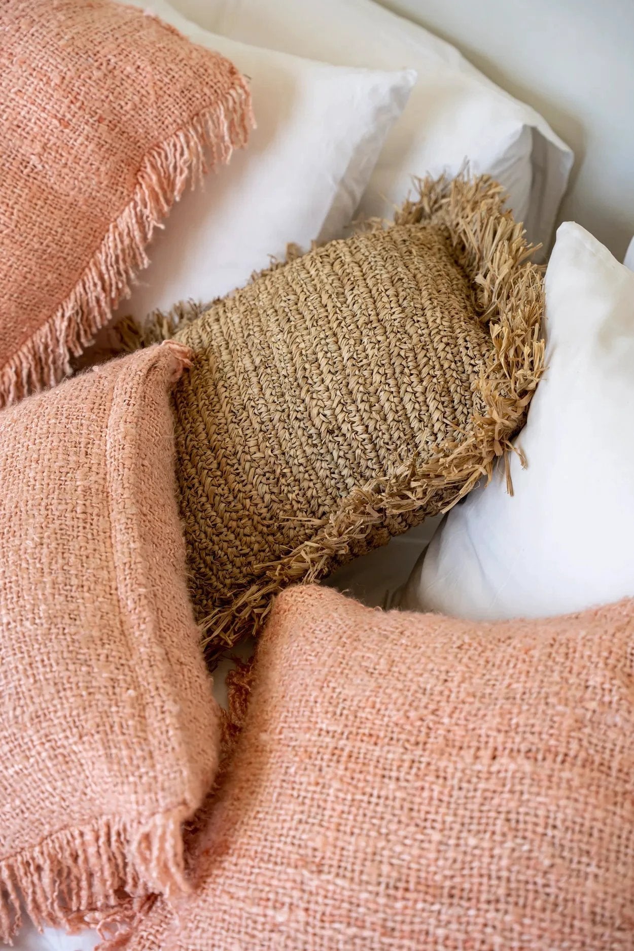 De Oh My Gee Kussenhoes - Zalm Roze - 30x50 by Bazar Bizar Antwerp