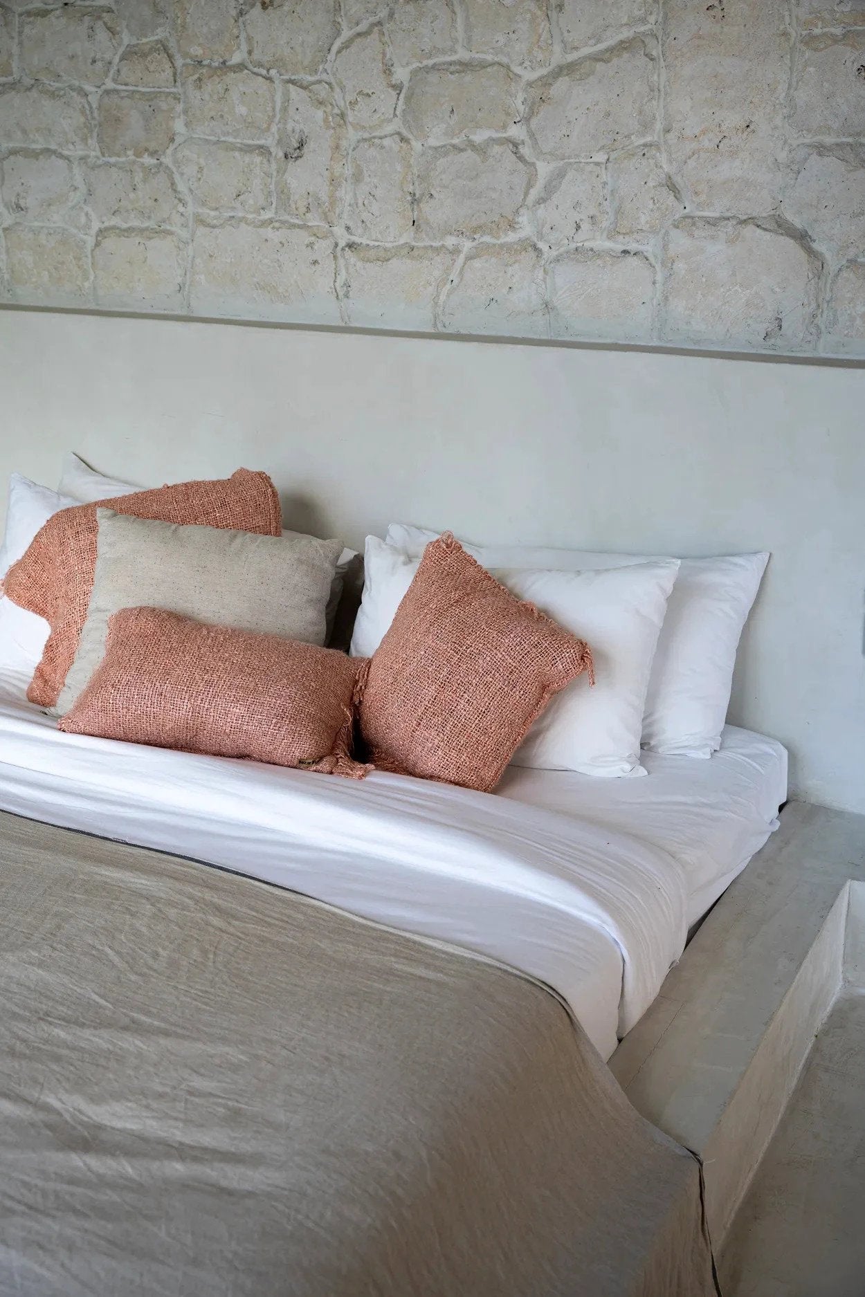 De Oh My Gee Kussenhoes - Zalm Roze - 40x40 by Bazar Bizar Antwerp