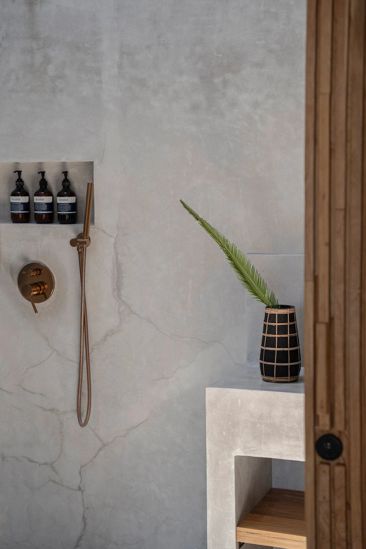 De Cutie Vaas - Zwart Naturel Medium by Bazar Bizar Antwerp