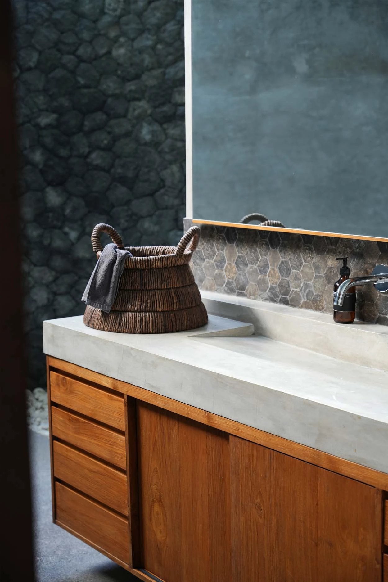 De Chisomo-mand by Bazar Bizar Antwerp