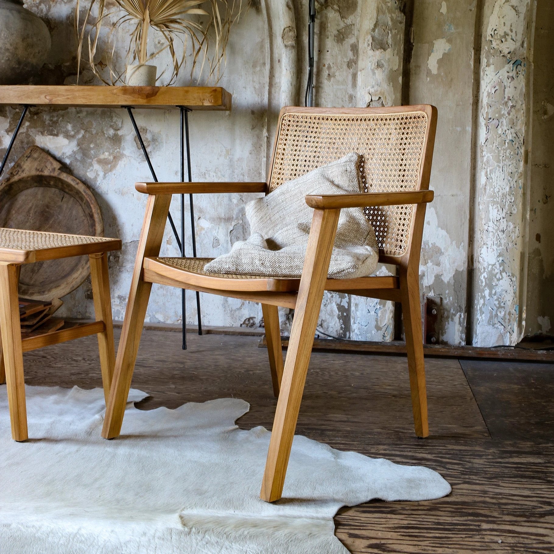 Eetkamerstoel Nova teakhouten met armleuning (set van 2) by Raw Materials Amsterdam