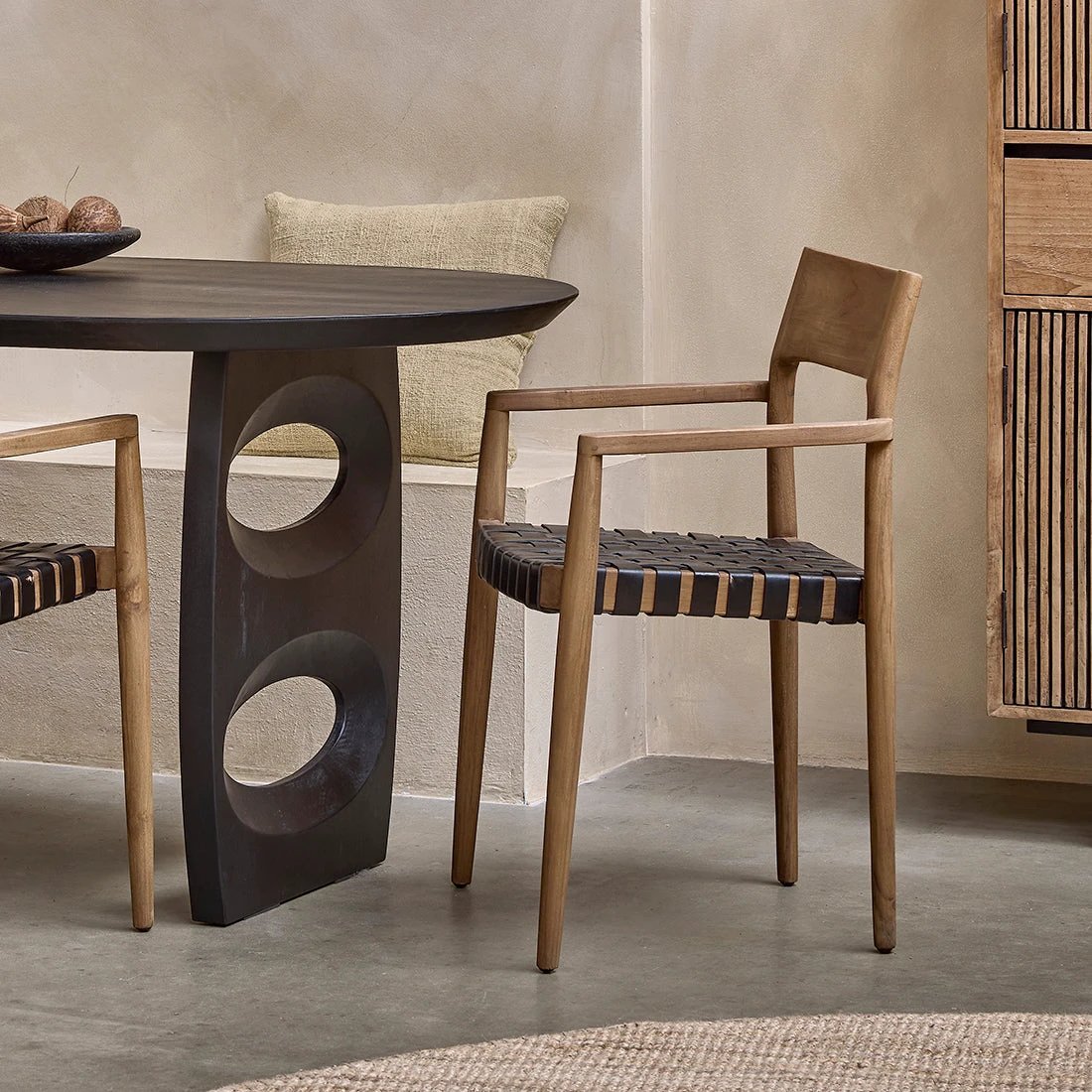 Eetkamerstoel Freya teak met armleuning - Zwart (set van 2) by Raw Materials Amsterdam