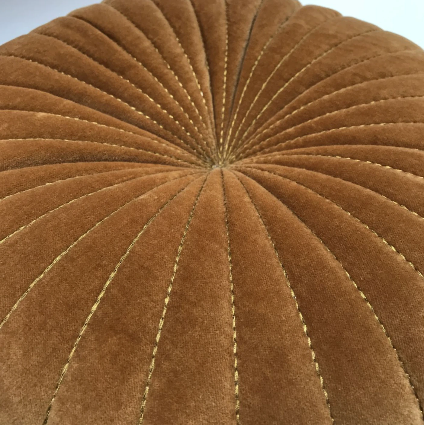 Kussen rond fluweel kerrie in 2 maten by Rocaflor