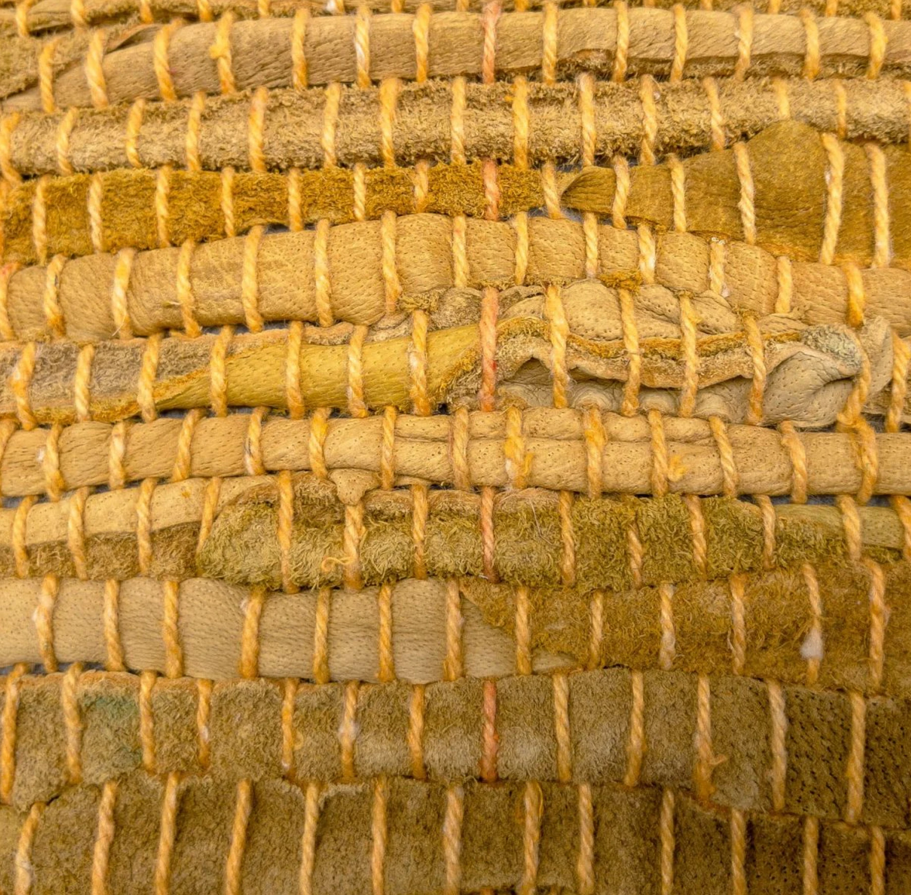 Kussen recycled leer dubbelzijdig Oker kwast by Rocaflor