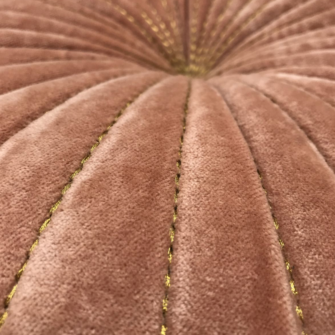 Kussen rond fluweel oud roze in 2 maten - depauwwonen