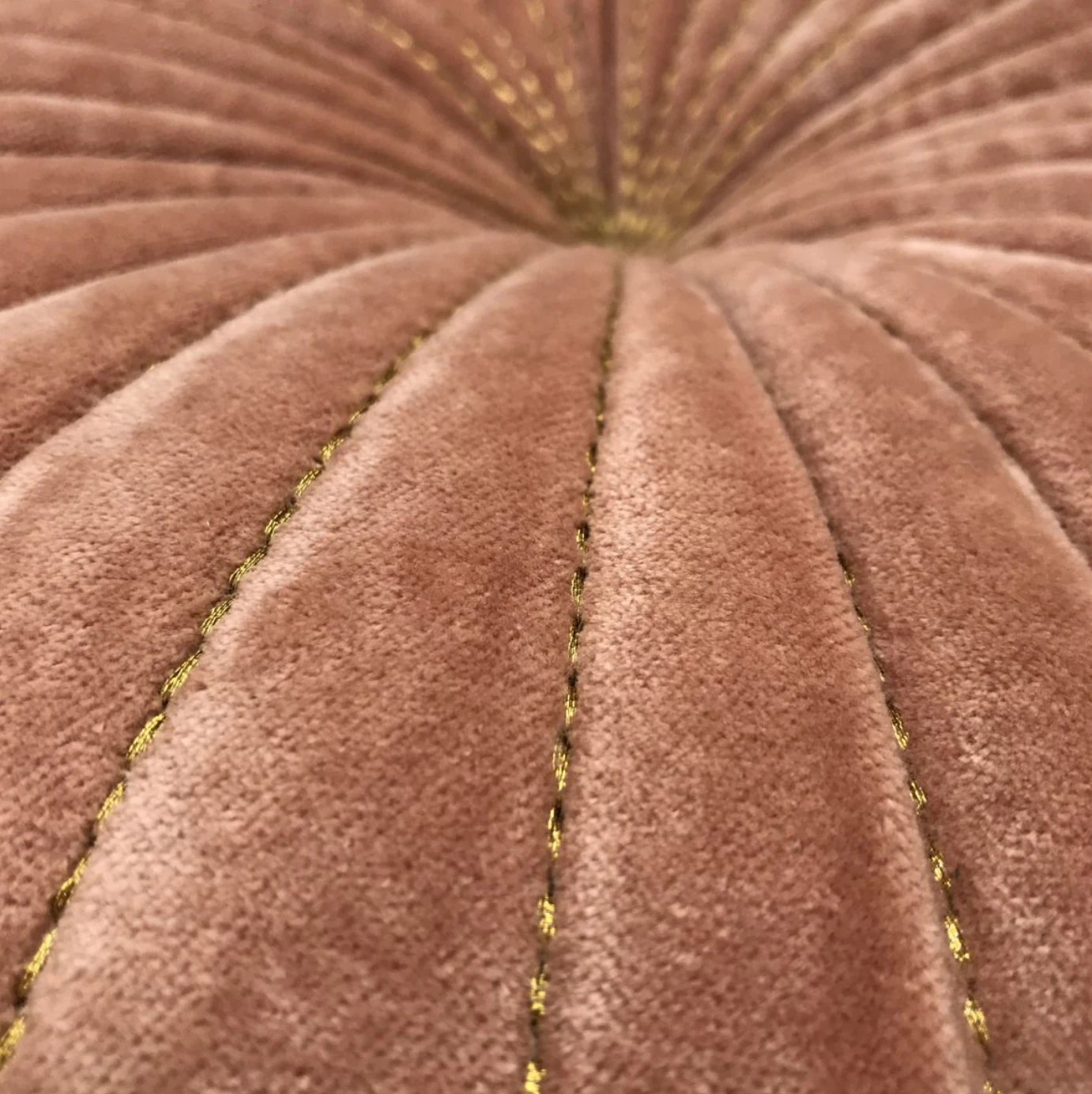 Kussen rond fluweel oud roze in 2 maten by Rocaflor