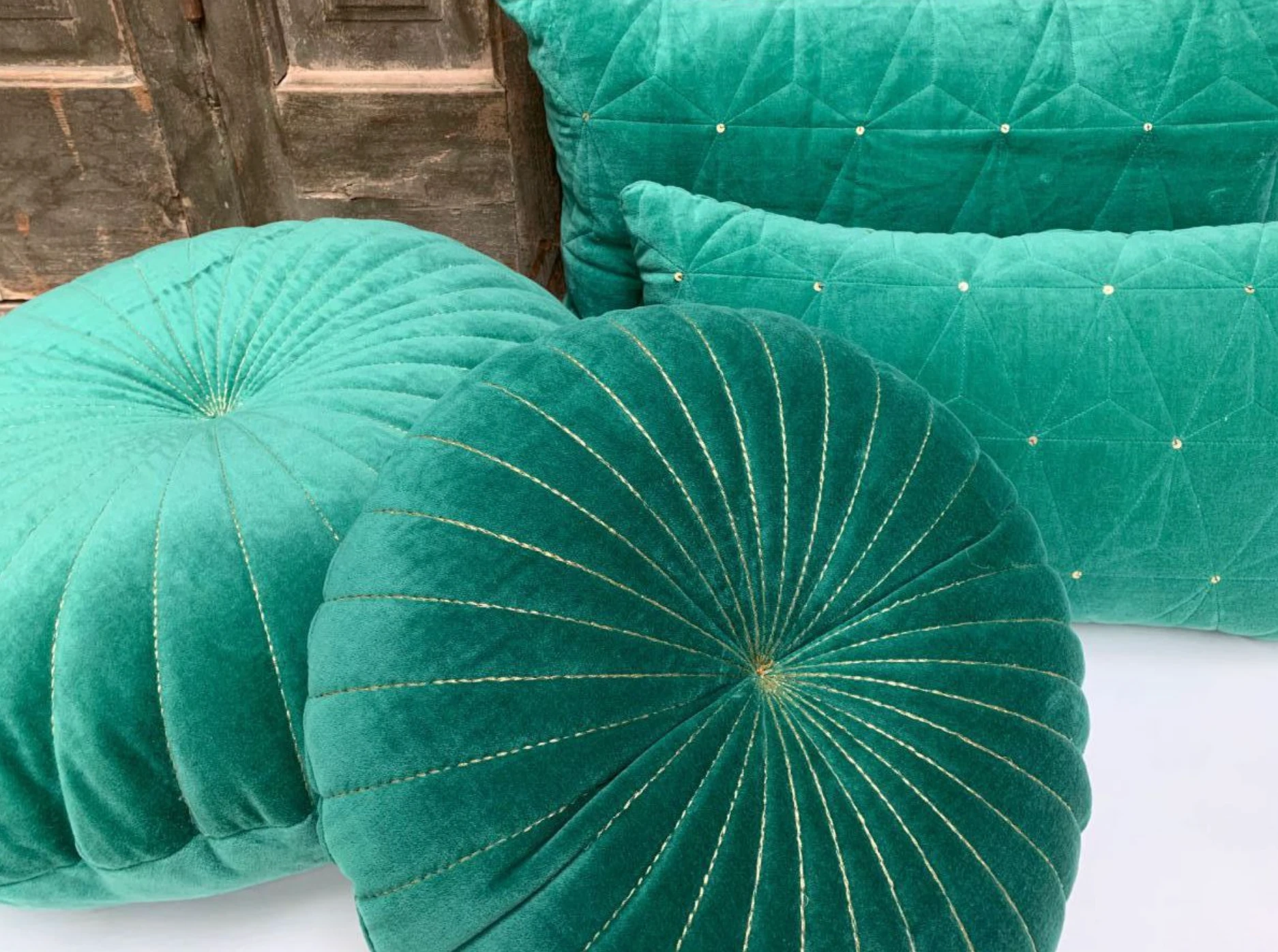 Kussen rond fluweel smaragd groen by Rocaflor