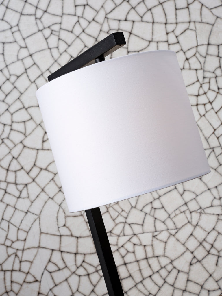 Zwarte en witte Boston tafellamp van it's about RoMi, 44 cm hoog, met moderne ontwerp en vierkante basis.