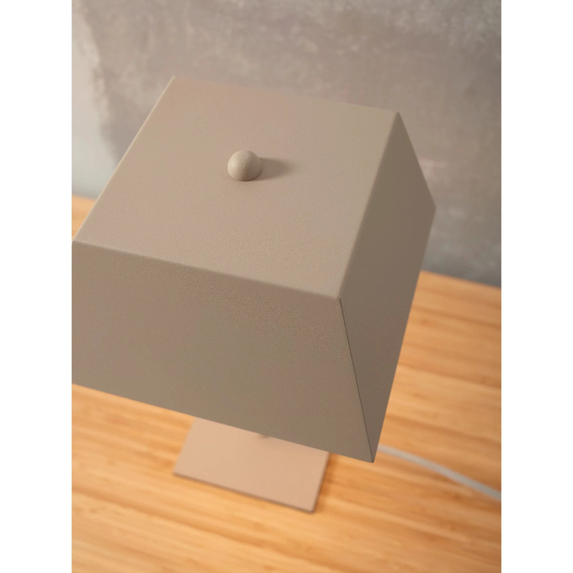 Zandkleurige tafellamp Perth van it's about RoMi met 20x20x31cm, elegante verlichting voor op tafel of bureau.