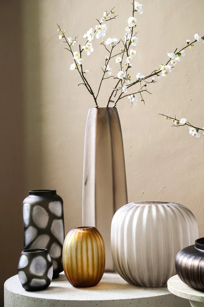 Ronde hoge glazen vaas van PTMD, Levente Sand collectie, met een elegante, transparante afwerking en een glanzende finish.