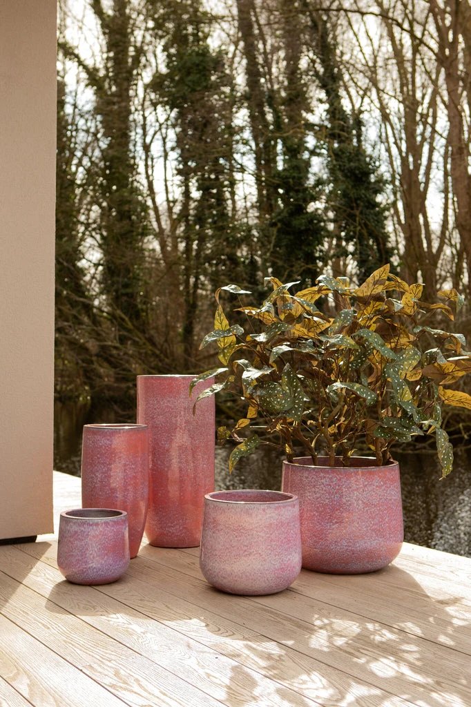 Roze geglazuurde ronde keramische pot van PTMD, hoge Dezzel SV2, met glanzende afwerking en sierlijke vorm.