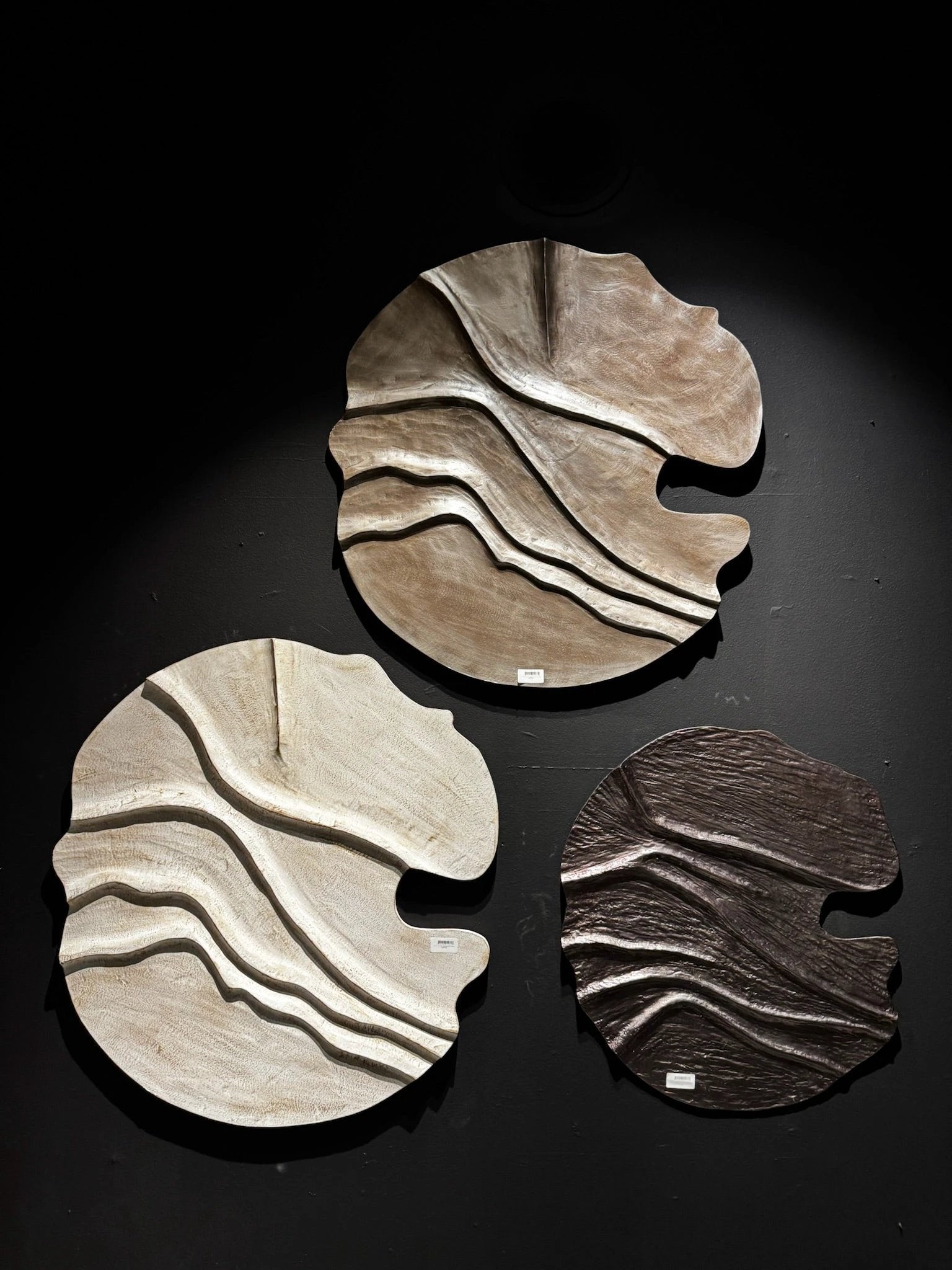 Bruin MDF wandpaneel met golfstructuur van PTMD, modern interieurdecoratie voor wandbekleding.