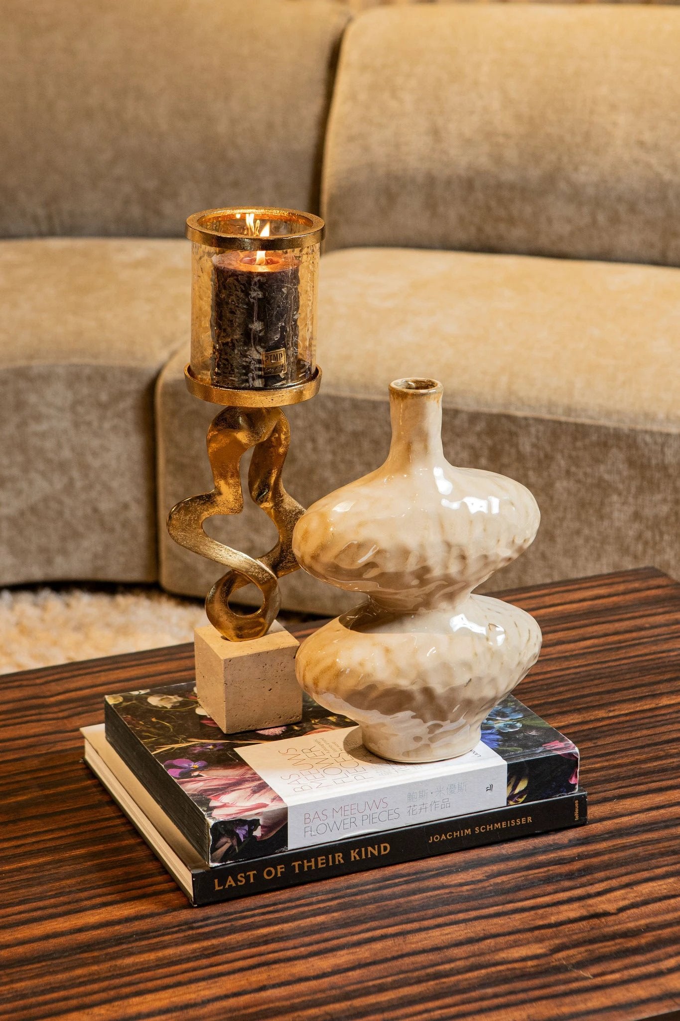 Bruine houtfineer salontafel met twee laden van PTMD, stijlvolle en praktische woonkamer tafel met houten afwerking.