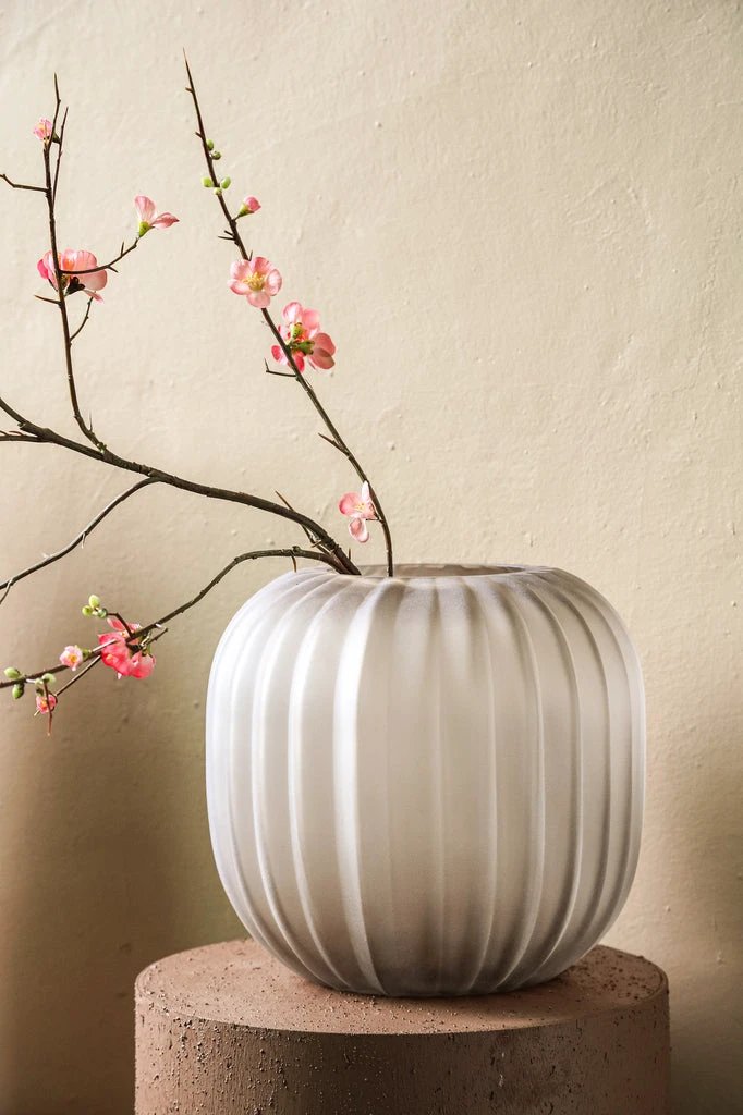 Levente Sand glazen ronde vaas geribbeld laag by PTMD