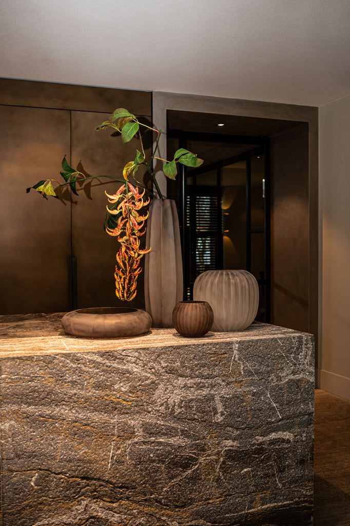 Levente Sand glazen ronde vaas geribbeld laag - depauwwonen