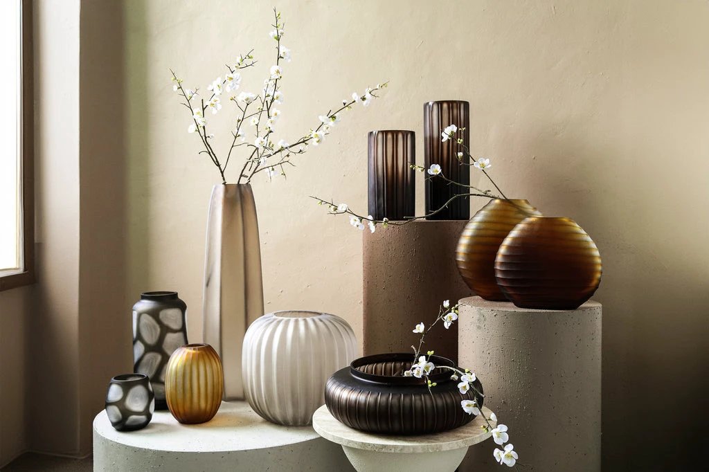 Levente Sand glazen ronde vaas geribbeld laag by PTMD