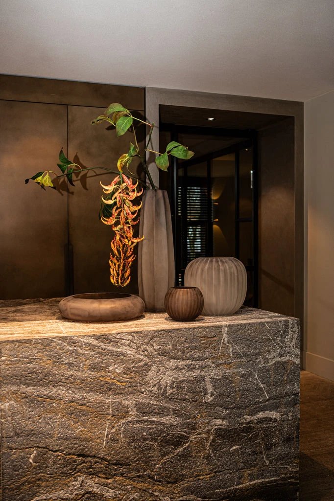 Levente Sand gegraveerde glazen vaas by PTMD