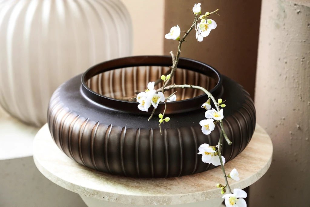 Linesa Brown gegraveerde glazen ronde vaas laag mat by PTMD