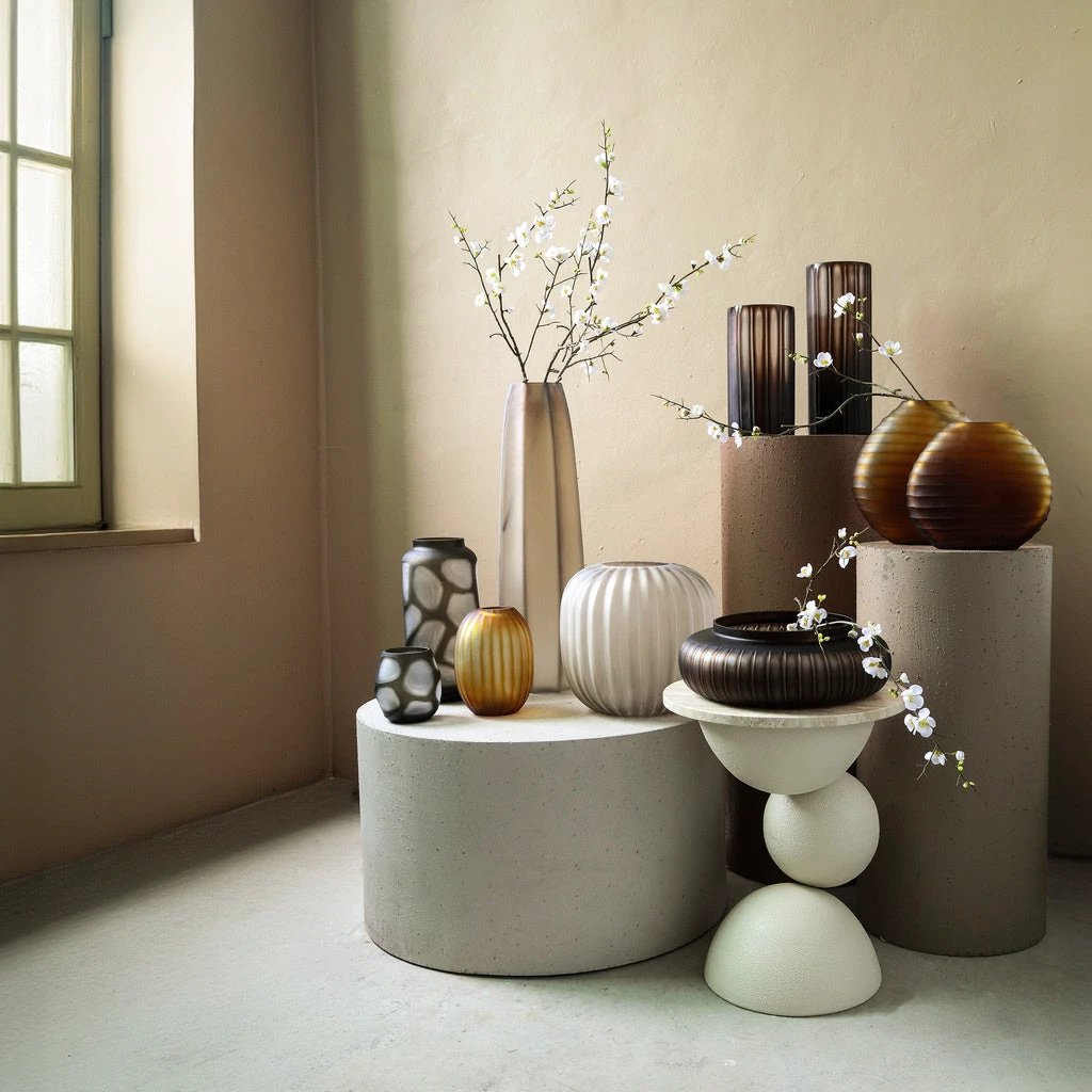 Linesa Brown gegraveerde glazen ronde vaas laag mat by PTMD