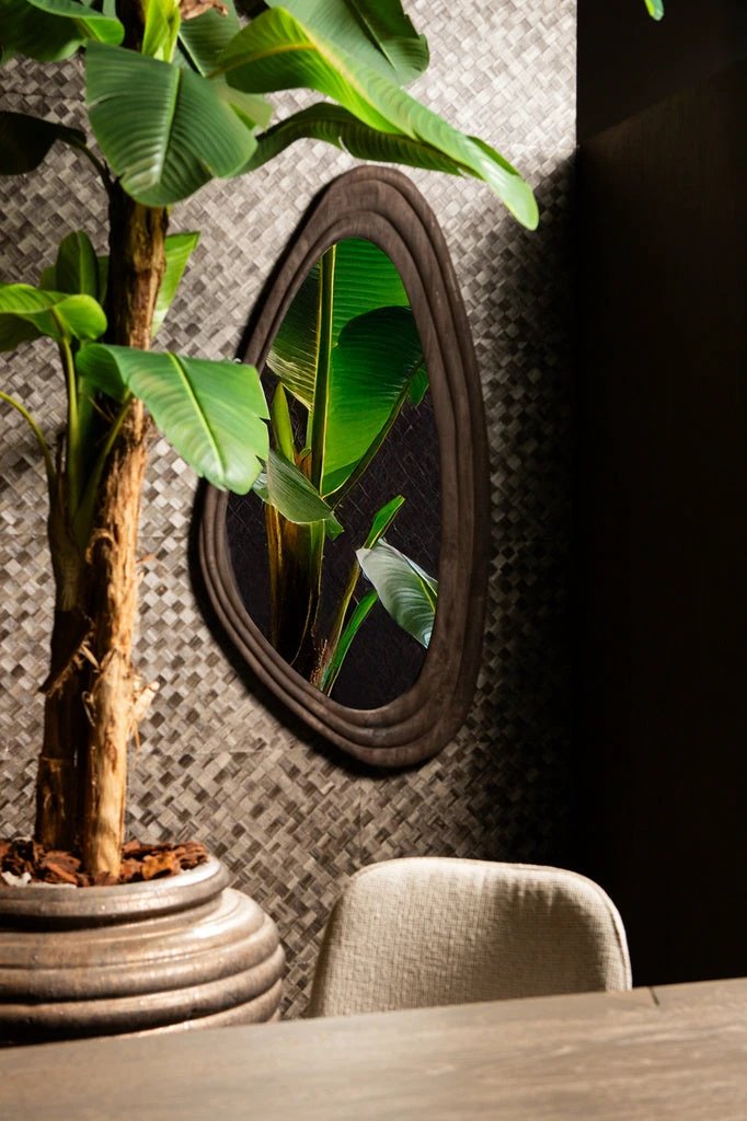 Santin Brown mangohouten organische driehoekige spiegel by PTMD