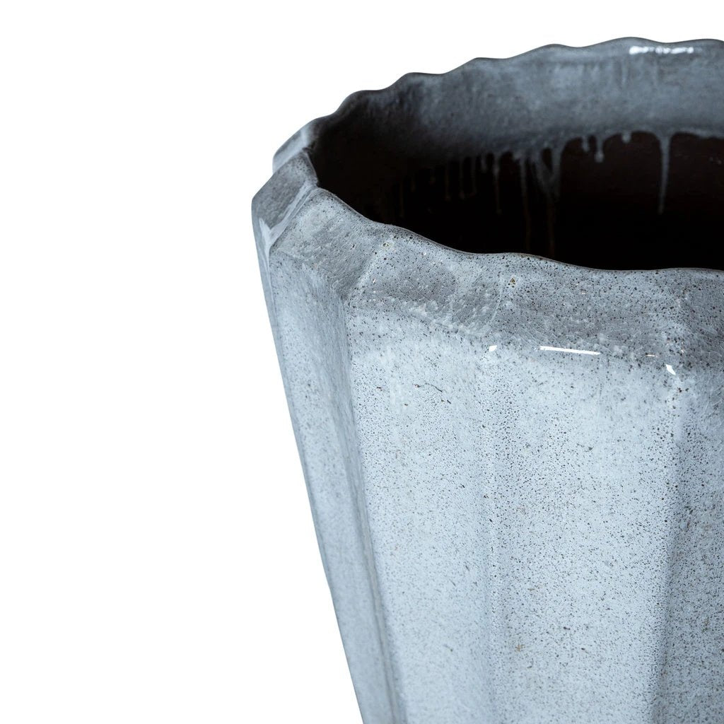 Olver Witte keramische pot geribbelde structuur rond L by PTMD