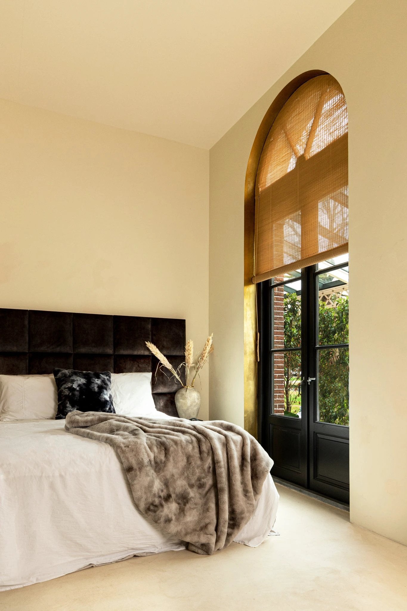 Linde Grijs imitatiebont bedsprei in cadeauverpakking 220 x 240 by PTMD